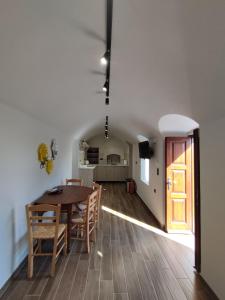 comedor y cocina con mesa y sillas en Althea Apartments 3, en Halki