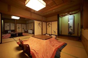 ein Zimmer mit einem Bett in der Mitte in der Unterkunft Irorinoyado Ashina in Aizu-Wakamatsu