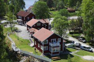 una vista aérea de una casa con patio en Turistgården Töcksfors, en Töcksfors