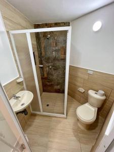 małą łazienkę z toaletą i umywalką w obiekcie Moderno Apto con Vista a la Basílica w mieście Buga