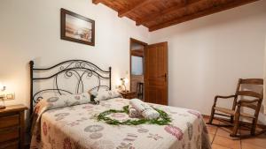 سرير أو أسرّة في غرفة في Casa Rural La Ventilla Arbuniel by Ruralidays