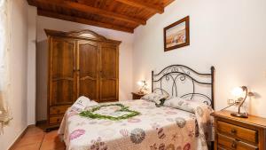 เตียงในห้องที่ Casa Rural La Ventilla Arbuniel by Ruralidays