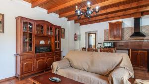 哈恩的住宿－Casa Rural La Ventilla Arbuniel by Ruralidays，带沙发的客厅和厨房