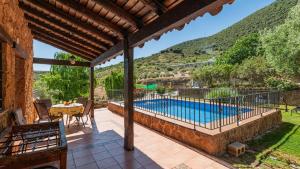 a villa with a swimming pool and a mountain at Casa Rural La Ventilla Arbuniel by Ruralidays in Jaén