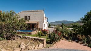 哈恩的住宿－Casa Rural La Ventilla Arbuniel by Ruralidays，庭院中带游泳池的房子