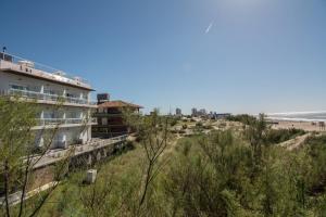 un hotel con vista sulla spiaggia di HOTEL MIS SOLES a Villa Gesell