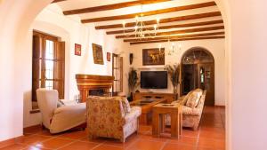 sala de estar con 2 sillas y TV en Finca la Cañera Alcalá de Guadaira by Ruralidays, en Alcalá de Guadaira