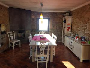 cocina con mesa y sillas en una habitación en Trebid'Ouro, en Vale de Cambra