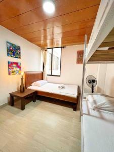 a room with a bed and a table in it at Hermoso Apto Con Vista a la Basílica in Buga