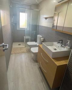 ein Bad mit einem WC und einem Waschbecken in der Unterkunft Piso Palacio in Torrox
