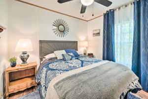 um quarto com uma cama e uma ventoinha de tecto em Charming Blue Knob Home Near Golfing and Skiing 