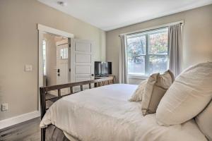 ein Schlafzimmer mit einem großen Bett und einem Fenster in der Unterkunft Charming Asheville House with Private Hot Tub! in Asheville