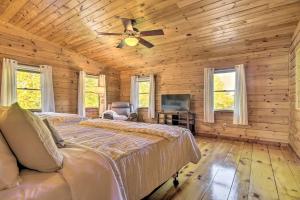 Beautiful Mount Joy Cabin with Pool and Sauna! في Mount Joy: غرفة نوم بسرير ومروحة سقف