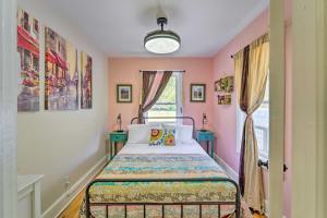 Postel nebo postele na pokoji v ubytování Pet-Friendly Bakersville Cottage with Views!