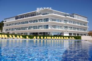 בריכת השחייה שנמצאת ב-Hotel Miramar Sul או באזור