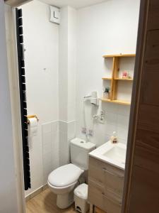 Kúpeľňa v ubytovaní Babaute 7, studio typique au pied des pistes + 17 fotografií