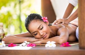een vrouw die een massage krijgt in een spa bij Alia Luxury Suites and Spa in Charaki