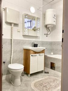 La salle de bains est pourvue de toilettes, d'un lavabo et d'un miroir. dans l'établissement Grand Royal, à Belgrade