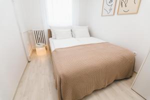 1 dormitorio con 1 cama con manta marrón en Comfy Place in Trešnjevka with FREE parking, en Zagreb