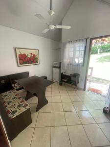 裴尼多的住宿－Chalé Condominio Linda Vista，客厅配有桌子和沙发