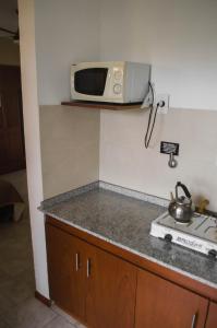 un microondas en la parte superior de una barra de cocina en Altavista Aparts en Colón
