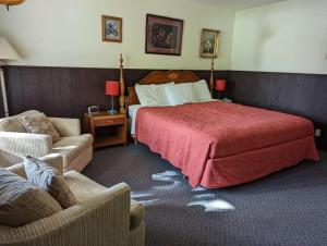 Ένα ή περισσότερα κρεβάτια σε δωμάτιο στο Crossroads motel & cabins