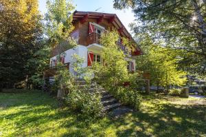 ein Haus mit Treppen, die zu ihm führen in der Unterkunft Chalet des Melezes in Font Romeu Odeillo Via