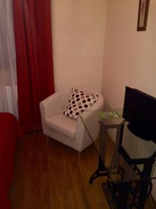 a living room with a chair and a glass table at El Porton de la Huebra in Vecinos