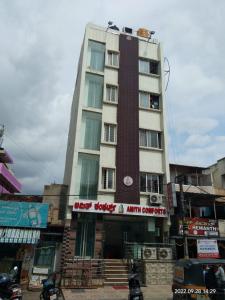 un edificio alto con un cartel delante en Amith Comforts, en Mysore