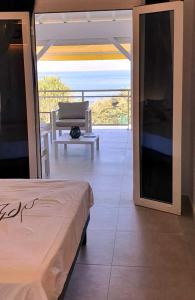 Cette chambre dispose de deux lits et d'un banc sur un balcon. dans l'établissement Villa Blue Horizon, à Deshaies