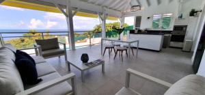 une cuisine et un salon avec vue sur l'océan dans l'établissement Villa Blue Horizon, à Deshaies