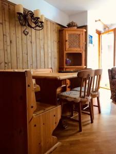 a kitchen with a wooden desk and a chair at Appartamento Il nido in Carisolo