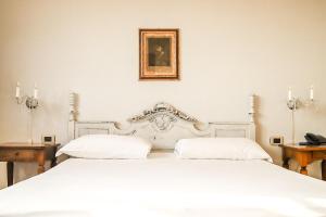 ポッピにあるBorgo I Tre Baroni - Spa Suites & Resortのベッドルーム1室(ベッド2台付)が備わります。壁に絵が描かれています。