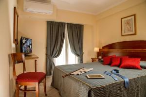 1 dormitorio con 1 cama, 1 silla y 1 ventana en Marini Park Hotel, en Castel di Leva