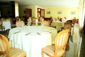 un comedor con mesas y sillas con gafas. en HOTIDAY Resort Fiuggi, en Fiuggi
