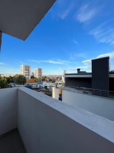 vistas a la ciudad desde el techo de un edificio en Al Malina City Family Apt with Parking Space en Sofía
