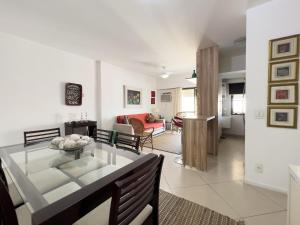 uma cozinha e uma sala de estar com uma sala de jantar em Aconchegante Flat com Varanda Grande e Vista Linda da Barra B1-0030 no Rio de Janeiro