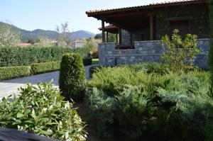 ヴィティナにあるHappy trails Guesthouse Vitinaのギャラリーの写真