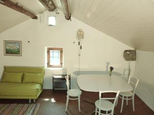 salon ze stołem i kanapą w obiekcie Ferienhaus Turilji w mieście Albinen