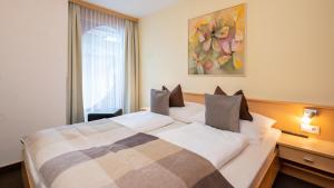 een hotelkamer met een bed en een raam bij Apart Albore in Ischgl