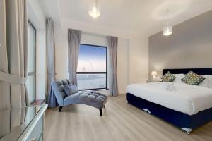 Postel nebo postele na pokoji v ubytování Bahar 2, JBR - Stunning Two Bedroom