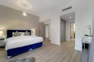 Postel nebo postele na pokoji v ubytování Bahar 2, JBR - Stunning Two Bedroom