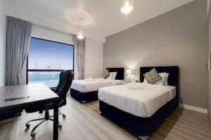 Postel nebo postele na pokoji v ubytování Bahar 2, JBR - Stunning Two Bedroom + 9 fotografií