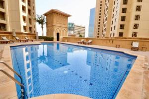 Bazén v ubytování Bahar 2, JBR - Stunning Two Bedroom nebo v jeho okolí