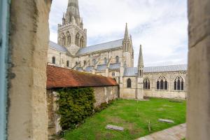 - une vue sur la cathédrale depuis la fenêtre dans l'établissement Cloisters Cottage, à Chichester