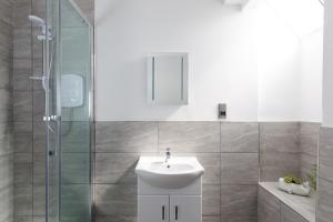 une salle de bain avec un lavabo et une douche en verre dans l'établissement Cloisters Cottage, à Chichester 27 autres photos