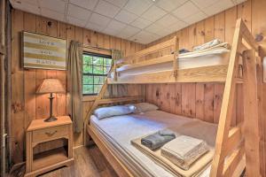 漢廷頓的住宿－Rustic Clint Eastwood Ranch Apt by Raystown Lake，小屋内设有一间带两张双层床的卧室