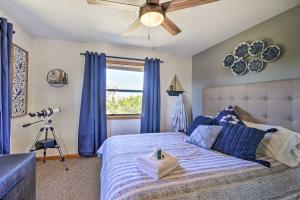 Ein Bett oder Betten in einem Zimmer der Unterkunft Lovely Avon Home Walk to Bay and Boat Launch!