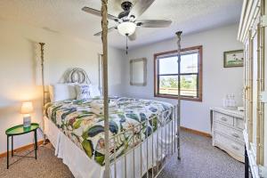 Ein Bett oder Betten in einem Zimmer der Unterkunft Lovely Avon Home Walk to Bay and Boat Launch!