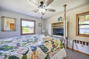 Ein Bett oder Betten in einem Zimmer der Unterkunft Lovely Avon Home Walk to Bay and Boat Launch!